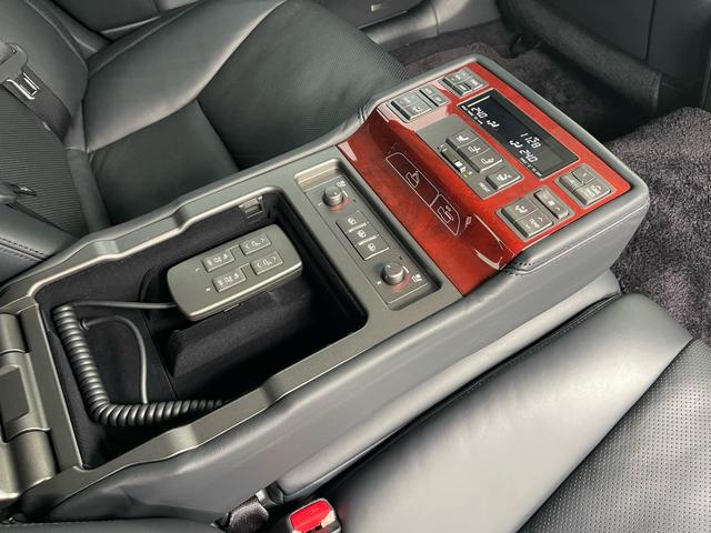 ＬＳ ＬＳ６００ｈＬ　マークレビンソン／サンルーフ／前後ソナー／電動ポール／純正ナビ／バックカメラ／黒革／エアシート／ヒーター／純正アルミ／パワートランク／全席イージークローズ／ＨＩＤ／ＥＴＣ／（44枚目）