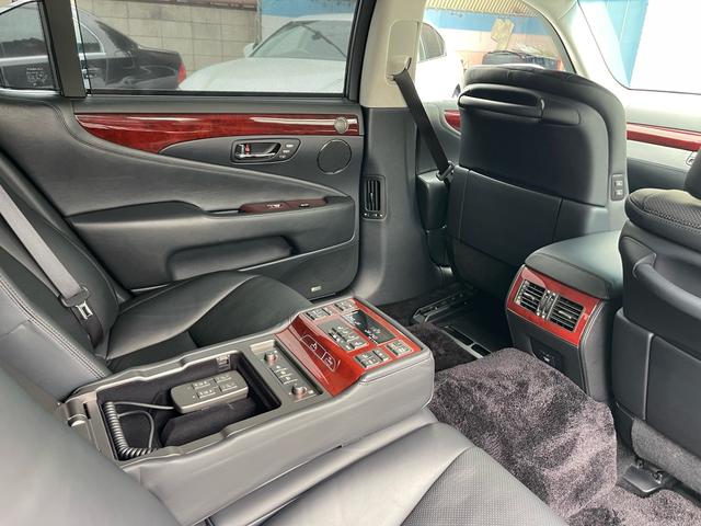 ＬＳ ＬＳ６００ｈＬ　マークレビンソン／サンルーフ／前後ソナー／電動ポール／純正ナビ／バックカメラ／黒革／エアシート／ヒーター／純正アルミ／パワートランク／全席イージークローズ／ＨＩＤ／ＥＴＣ／（45枚目）