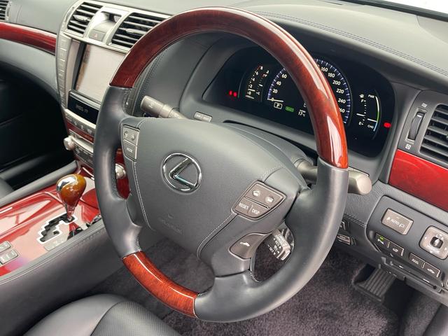 ＬＳ ＬＳ６００ｈＬ　マークレビンソン／サンルーフ／前後ソナー／電動ポール／純正ナビ／バックカメラ／黒革／エアシート／ヒーター／純正アルミ／パワートランク／全席イージークローズ／ＨＩＤ／ＥＴＣ／（62枚目）
