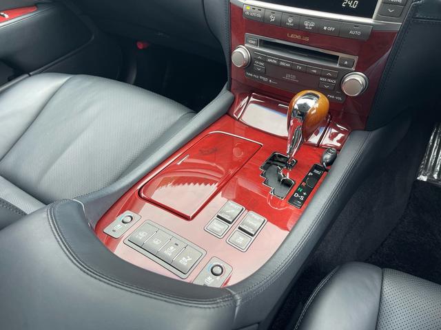 ＬＳ ＬＳ６００ｈＬ　マークレビンソン／サンルーフ／前後ソナー／電動ポール／純正ナビ／バックカメラ／黒革／エアシート／ヒーター／純正アルミ／パワートランク／全席イージークローズ／ＨＩＤ／ＥＴＣ／（65枚目）