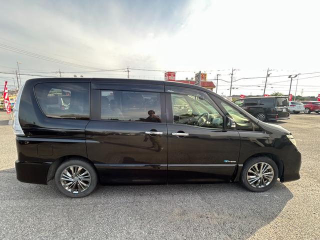 セレナ ライダーブラックラインＳ－ＨＶアドバンスドセーフティ　ユーザー買取車／純正ナビ／フルセグ／Ｂｌｕｅｔｏｏｔｈオーディオ／アラウンドビューカメラ／フリップダウンモニター／両側パワースライドドア／レーンアシスト／コーナーセンサー／ＥＴＣ／（7枚目）