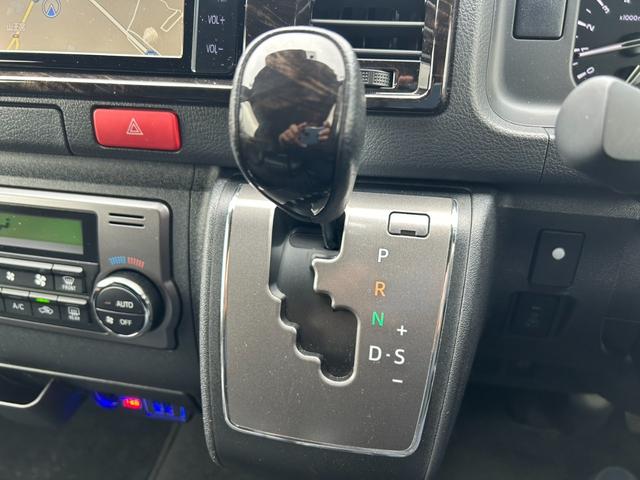 ハイエースバン スーパーGL ダークプライムII ユーザー買取車/ワンオーナー/セーフティセンス/オプション15インチAW/純正ナビ/TV/バックカメラ/クリアランスソナー/レーンアシスト/ETC/100V電源/フロントスポイラー/(22枚目)