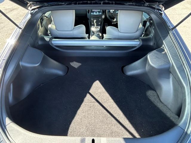 フェアレディＺ バージョンＴ　ユーザー買取車／白内装／ＢＯＳＥサウンド／純正ナビ／ＴＶ／バックカメラ／Ｂｌｕｅｔｏｏｔｈオーディオ／デジタルインナーミラー／パワーシート／シートヒーター／オートエアコン／純正１８インチＡＷ／ＥＴＣ／（45枚目）