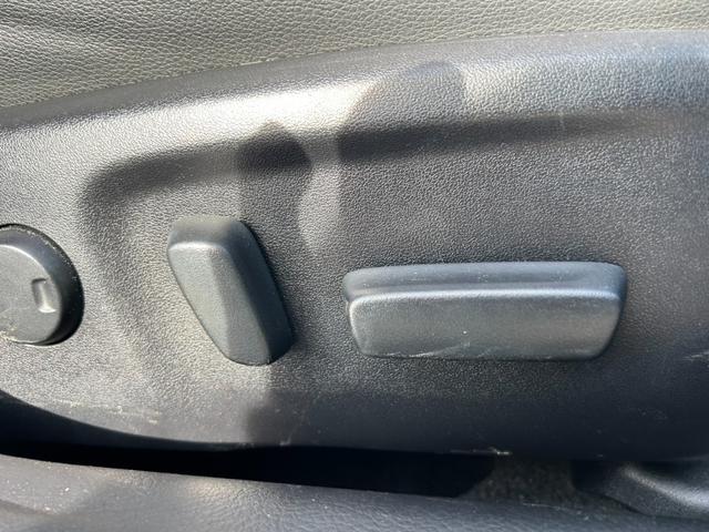 マークＸ ２５０Ｇ　Ｓパッケージ・イエローレーベル　ユーザー買取車／純正ナビ／ＴＶ／バックカメラ／Ｂｌｕｅｔｏｏｔｈオーディオ／エンジンプッシュスタート／オートエアコン／オートライト／純正１８インチＡＷ／パワーシート／（14枚目）