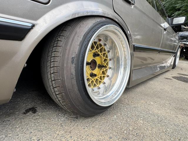 マークII 　当時物Ｒａｙｓ初期ボルくメッシュ　純正５速ＭＴ　ナルディーハンドル　純正タイプリップ　デュアルマフラー　オリジナルペイント　ワンカムエンジン　ワンオフサイドステップ（14枚目）