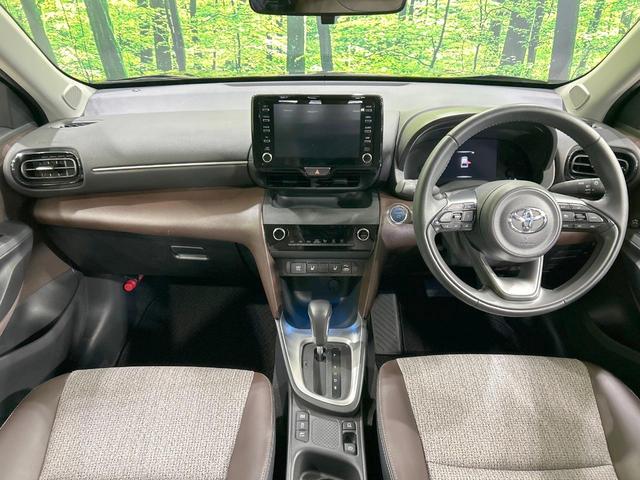 ヤリスクロス ハイブリッドＺ　バックカメラ　セーフティセンス　レーダークルーズ　禁煙車　ハーフレザーシート　シートヒーター　パワーシート　ディスプレイオーディオ　ＬＥＤヘッドライト　スマートキー　レーンキープ　クリアランスソナー（2枚目）