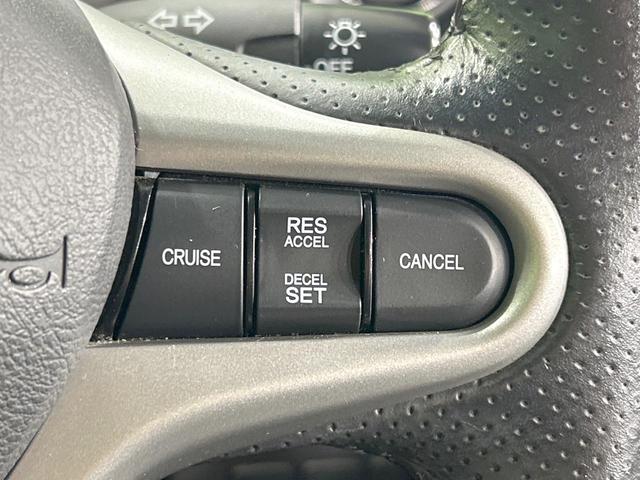 フィット X 純正ナビ バックカメラ クルーズコントロール 禁煙車 HIDヘッド ETC オートライト オートエアコン 純正15インチAW CD/DVD再生 地デジ ドアバイザー 電動格納ミラー 革巻きステアリング(6枚目)