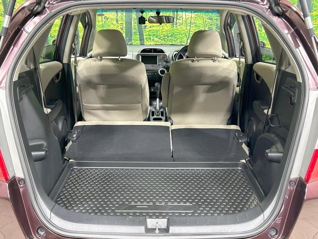 フィット X 純正ナビ バックカメラ クルーズコントロール 禁煙車 HIDヘッド ETC オートライト オートエアコン 純正15インチAW CD/DVD再生 地デジ ドアバイザー 電動格納ミラー 革巻きステアリング(10枚目)
