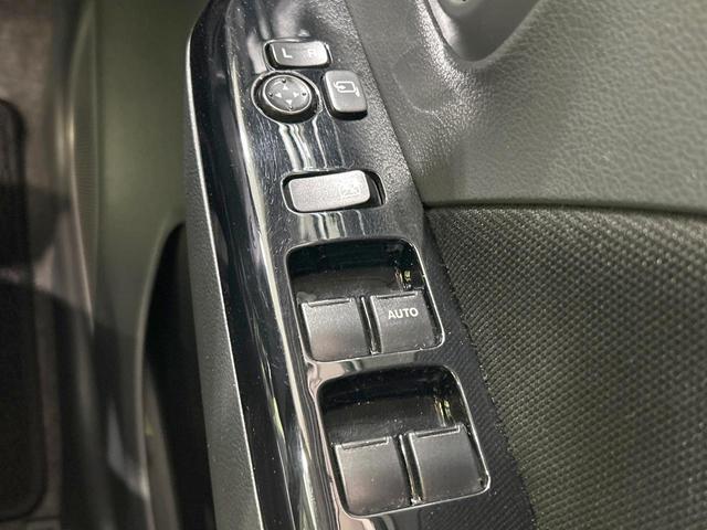 【電動格納ミラー】サイドミラーは電動格納式となっており、狭い駐車場でもキズがつくリスクを抑えられます。