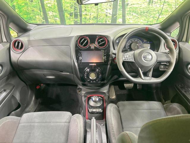 ノート ｅ－パワーニスモ　純正ナビ　バックカメラ　エマージェンシーブレーキ　禁煙車　Ｂｌｕｅｔｏｏｔｈ接続　ＥＴＣ　リアフォグ　ＬＥＤヘッド＆フォグ　デイライト　ハイビームアシスト　純正１６インチＡＷ　スエード調シート（2枚目）