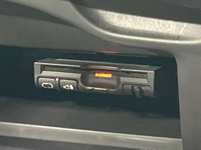 ノート ｅ－パワーニスモ　純正ナビ　バックカメラ　エマージェンシーブレーキ　禁煙車　Ｂｌｕｅｔｏｏｔｈ接続　ＥＴＣ　リアフォグ　ＬＥＤヘッド＆フォグ　デイライト　ハイビームアシスト　純正１６インチＡＷ　スエード調シート（6枚目）