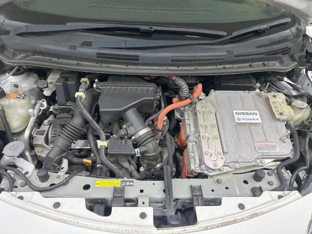 ノート ｅ－パワーニスモ　純正ナビ　バックカメラ　エマージェンシーブレーキ　禁煙車　Ｂｌｕｅｔｏｏｔｈ接続　ＥＴＣ　リアフォグ　ＬＥＤヘッド＆フォグ　デイライト　ハイビームアシスト　純正１６インチＡＷ　スエード調シート（18枚目）