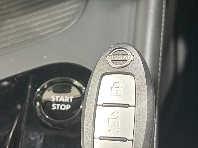 ノート Ｘ　メモリーナビ　バックカメラ　エマージェンシーブレーキ　禁煙車　Ｂｌｕｅｔｏｏｔｈ接続　ＬＥＤヘッド＆フォグ　オートライト　オートエアコン　スマートキー　車線逸脱警報　電動格納ミラー　プライバシーガラス（6枚目）