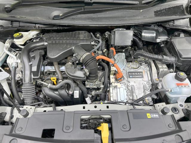 ノート Ｘ　メモリーナビ　バックカメラ　エマージェンシーブレーキ　禁煙車　Ｂｌｕｅｔｏｏｔｈ接続　ＬＥＤヘッド＆フォグ　オートライト　オートエアコン　スマートキー　車線逸脱警報　電動格納ミラー　プライバシーガラス（18枚目）