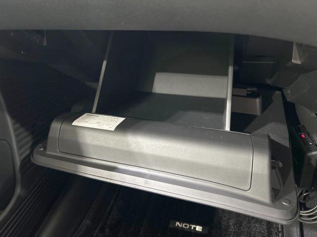 ノート Ｘ　メモリーナビ　バックカメラ　エマージェンシーブレーキ　禁煙車　Ｂｌｕｅｔｏｏｔｈ接続　ＬＥＤヘッド＆フォグ　オートライト　オートエアコン　スマートキー　車線逸脱警報　電動格納ミラー　プライバシーガラス（41枚目）