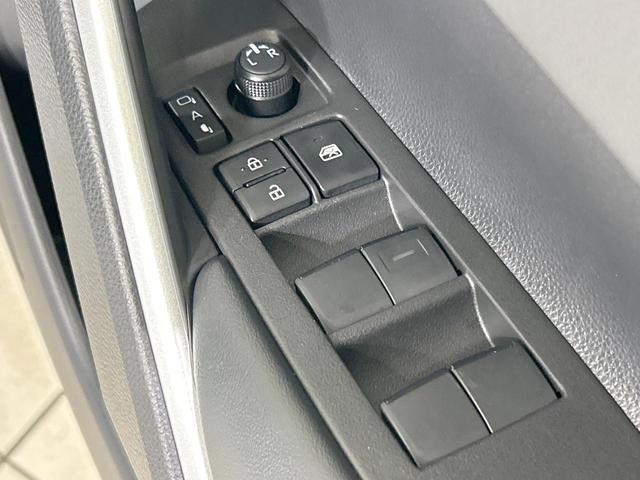 カローラクロス ハイブリッド　Ｚ　ガラスルーフ　純正１０型ナビ　全周囲カメラ　セーフティセンス　レーダークルーズ　禁煙車　パワーバックドア　パワーシート　シートヒーター　クリアランスソナー　レーンアシスト　スマートキー　ＬＥＤヘッド（53枚目）