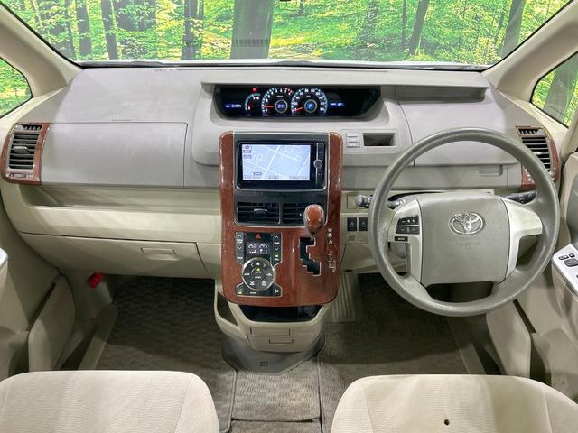 ノア Ｘ　スマートエディション　フリップダウンモニター　両側電動スライド　８人乗り　純正ナビ　バックカメラ　ＥＴＣ　Ｂｌｕｅｔｏｏｔｈ再生　ＨＩＤヘッド　オートライト　フォグライト　デュアルエアコン　スマートキー　ＣＤ／ＤＶＤ再生（2枚目）