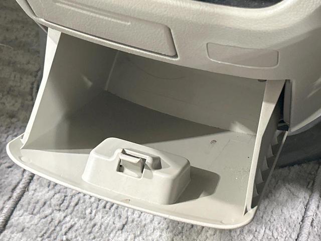 ノア Ｘ　スマートエディション　フリップダウンモニター　両側電動スライド　８人乗り　純正ナビ　バックカメラ　ＥＴＣ　Ｂｌｕｅｔｏｏｔｈ再生　ＨＩＤヘッド　オートライト　フォグライト　デュアルエアコン　スマートキー　ＣＤ／ＤＶＤ再生（46枚目）