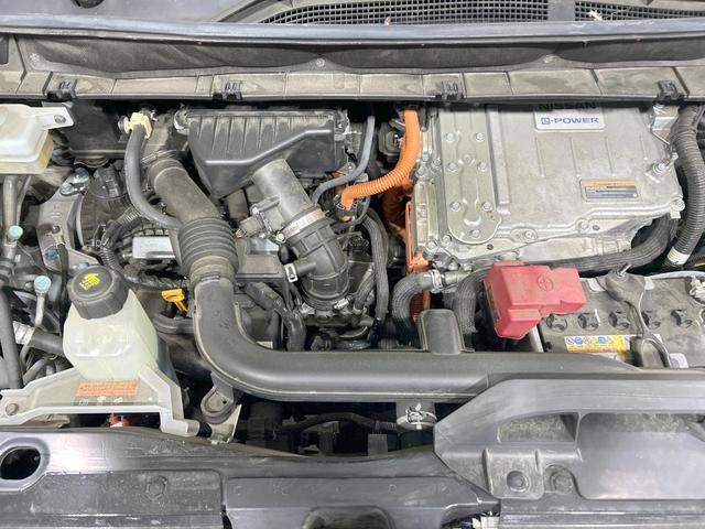 セレナ e-パワー ハイウェイスターV 両側パワスラ 11型ナビ 後席モニター 全周囲カメラ 衝突軽減 プロパイロット 禁煙車 コーナーセンサー レーンアシスト スマートキー LEDヘッド/フォグ 電動パーキングブレーキ ブレーキホールド(18枚目)