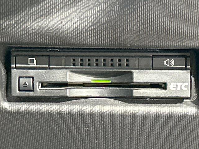 アクア G G’s ハーフレザーシート スマートキー LEDヘッド&フォグ ETC クルーズコントロール オートライト オートエアコン CD再生 電動格納ミラー パワーウィンドウ 横滑防止装置 プライバシーガラス(6枚目)