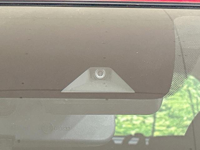 ノート ｅ－パワー　Ｘ　バックカメラ　衝突軽減　禁煙車　レーンアシスト　スマートキー　オートライト　オートエアコン　Ｂｌｕｅｔｏｏｔｈ　ＤＶＤ／ＣＤ再生　フルセグ　アイドリングストップ　プライバシーガラス　ドアバイザー（4枚目）