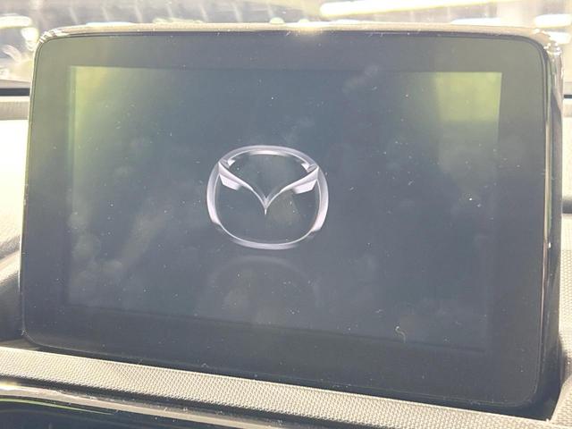 【マツダコネクト】車内の雰囲気にマッチした一体型タイプのディスプレイ。各種車輌設定やＢｌｕｅｔｏｏｔｈ再生等、様々な機能が楽しめます。専用ＳＤカードのご購入で、ナビ機能も使用出来ます。