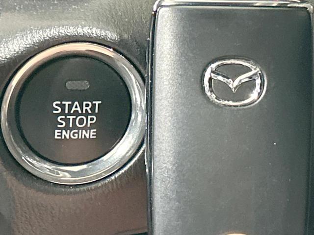 【アドバンストキー】カバンやポケットに入れたままでもドアの施錠・解錠が可能なスマートキーを装備。エンジンのオン・オフ時もカギを取り出す必要が無いからとっても便利です♪