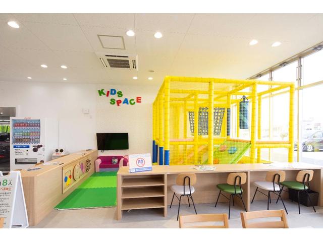大きなキッズスペースも完備！小さなお子様連れでも、ゆっくりとお車探しをお楽しみいただけます。