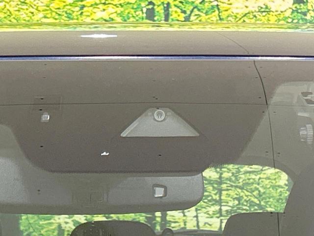 【スマートシティブレーキサポート】低速走行中に前方の車両等を認識し、衝突しそうな時は警報とブレーキで衝突回避と被害軽減をアシスト。より安全にドライブをお楽しみいただけます。