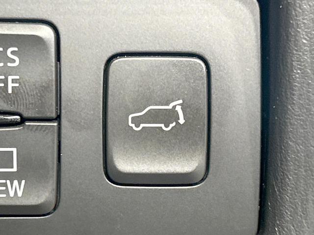 【パワーバックドア】スマートキーや運転席のボタンを押すだけでリアゲートが自動で開閉します！荷物を持っている時や、高い位置にあるバックドアを閉める際に便利な機能です♪