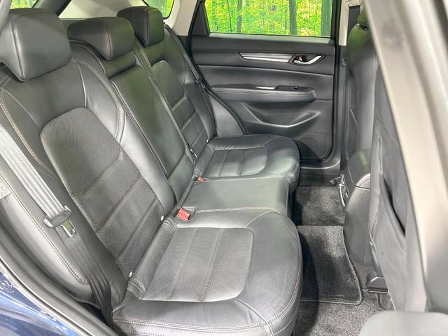 広々とした２列目シートは居住性が高く、居心地も快適！友達や家族とのお出かけにぴったりです。ベビーシートやチャイルドシート使用時も快適にお過ごしいただける十分な空間を確保しています。