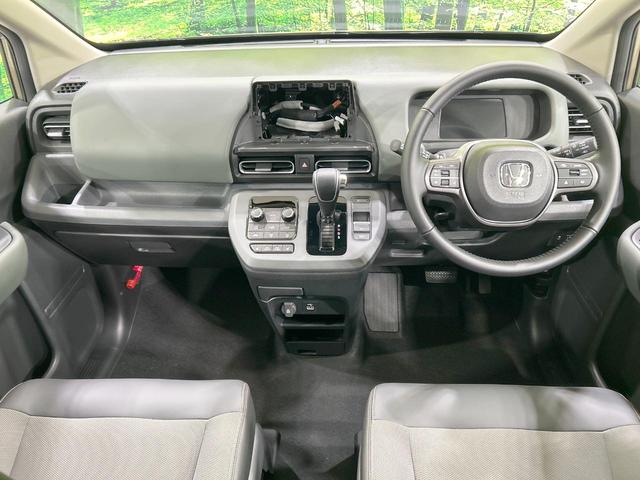 フリード クロスター 登録済未使用車 両側電動スライドドア ホンダセンシング ハーフレザーシート ブラインドスポットモニター レーンキープ スマートキー LEDヘッド ルーフレール 純正15インチAW オートハイビーム(2枚目)