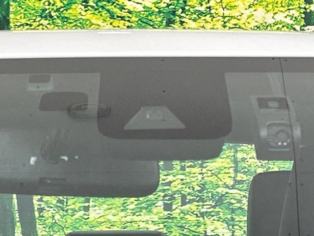 【プリクラッシュセーフティ】前方の車両等を検知し、衝突しそうな時は警報で注意を促し、ブレーキを踏む力をサポート。ブレーキを踏めなかった場合は衝突被害軽減ブレーキが作動、衝突回避をサポートします。