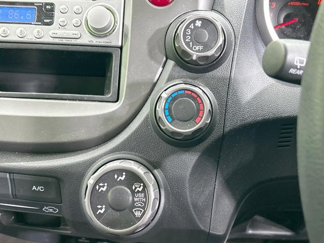 フィット Ｇ　禁煙車　ＣＤオーディオ　キーレスエントリー　エアコン　電動ドアミラー　バニティミラー　ＡＵＸ接続　パワーウィンドウ　衝突安全ボディ　ドアバイザー　盗難防止システム　パワーステアリング（5枚目）