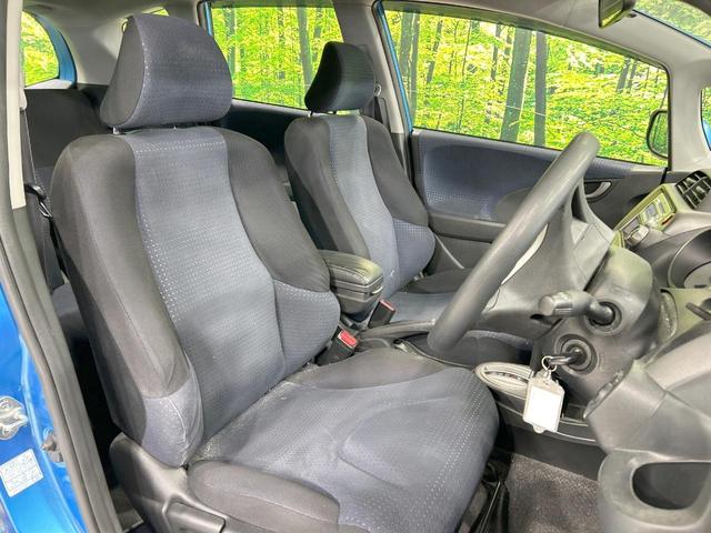 フィット Ｇ　禁煙車　ＣＤオーディオ　キーレスエントリー　エアコン　電動ドアミラー　バニティミラー　ＡＵＸ接続　パワーウィンドウ　衝突安全ボディ　ドアバイザー　盗難防止システム　パワーステアリング（8枚目）