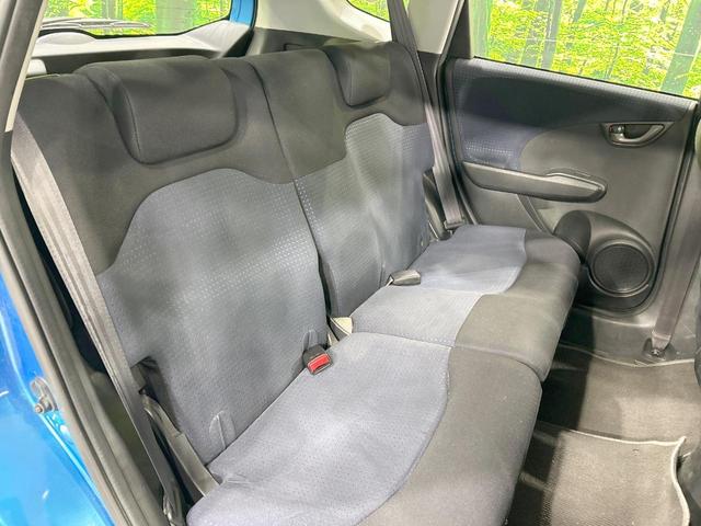 フィット Ｇ　禁煙車　ＣＤオーディオ　キーレスエントリー　エアコン　電動ドアミラー　バニティミラー　ＡＵＸ接続　パワーウィンドウ　衝突安全ボディ　ドアバイザー　盗難防止システム　パワーステアリング（9枚目）