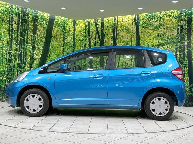 フィット Ｇ　禁煙車　ＣＤオーディオ　キーレスエントリー　エアコン　電動ドアミラー　バニティミラー　ＡＵＸ接続　パワーウィンドウ　衝突安全ボディ　ドアバイザー　盗難防止システム　パワーステアリング（23枚目）