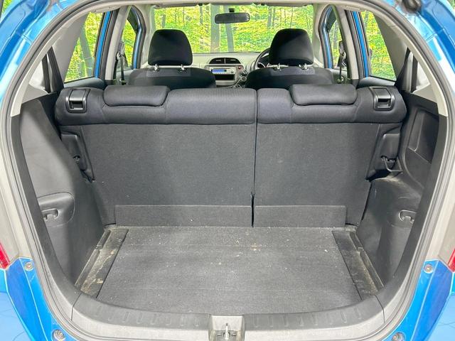 フィット Ｇ　禁煙車　ＣＤオーディオ　キーレスエントリー　エアコン　電動ドアミラー　バニティミラー　ＡＵＸ接続　パワーウィンドウ　衝突安全ボディ　ドアバイザー　盗難防止システム　パワーステアリング（31枚目）