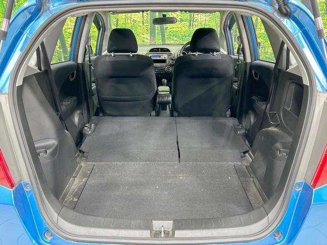 フィット Ｇ　禁煙車　ＣＤオーディオ　キーレスエントリー　エアコン　電動ドアミラー　バニティミラー　ＡＵＸ接続　パワーウィンドウ　衝突安全ボディ　ドアバイザー　盗難防止システム　パワーステアリング（33枚目）