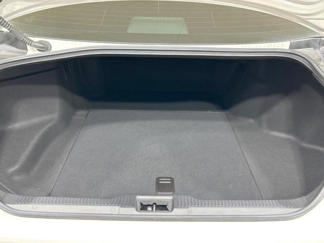 クラウンハイブリッド Ｓ　スポーツスタイル　サンルーフ　純正９型ナビ　バックカメラ　セーフティセンス　レーダークルーズ　禁煙車　ハーフレザーシート　コーナーセンサー　スマートキー　ＬＥＤヘッド　ＥＴＣ　純正１８インチＡＷ　純正革巻きステアリング（10枚目）