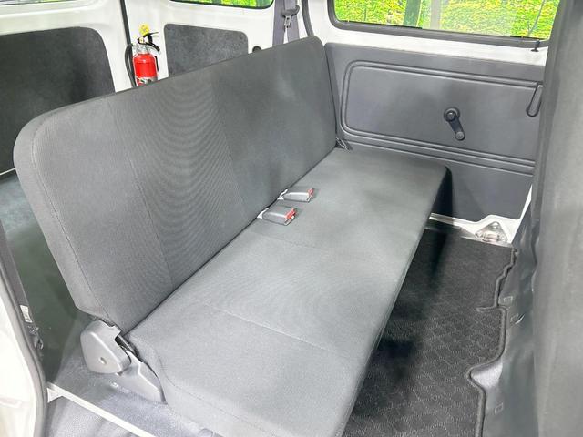ハイゼットカーゴ ＤＸ　ＳＡＩＩＩ　スマートアシスト　禁煙車　コーナーセンサー　オートハイビーム　キーレスエントリー　プライバシーガラス　横滑り防止装置　パワーウィンドウ　アイドリングストップ　盗難防止装置　衝突安全ボディ（9枚目）