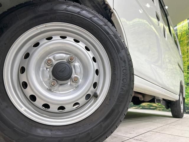 ハイゼットカーゴ ＤＸ　ＳＡＩＩＩ　スマートアシスト　禁煙車　コーナーセンサー　オートハイビーム　キーレスエントリー　プライバシーガラス　横滑り防止装置　パワーウィンドウ　アイドリングストップ　盗難防止装置　衝突安全ボディ（13枚目）