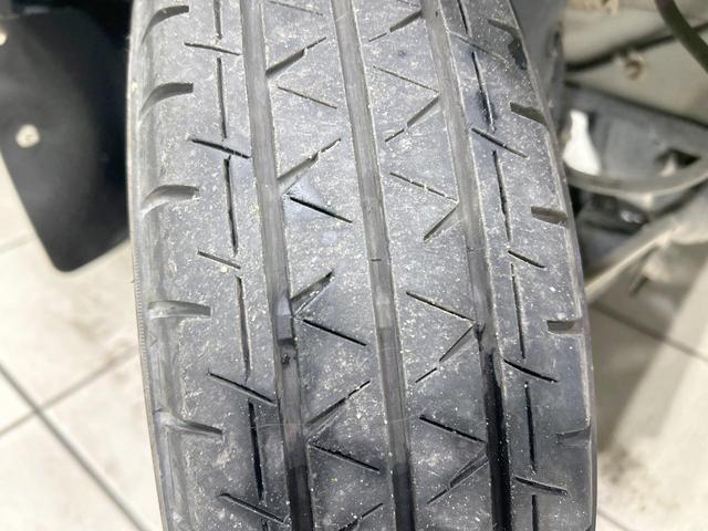 ハイゼットカーゴ ＤＸ　ＳＡＩＩＩ　スマートアシスト　禁煙車　コーナーセンサー　オートハイビーム　キーレスエントリー　プライバシーガラス　横滑り防止装置　パワーウィンドウ　アイドリングストップ　盗難防止装置　衝突安全ボディ（30枚目）