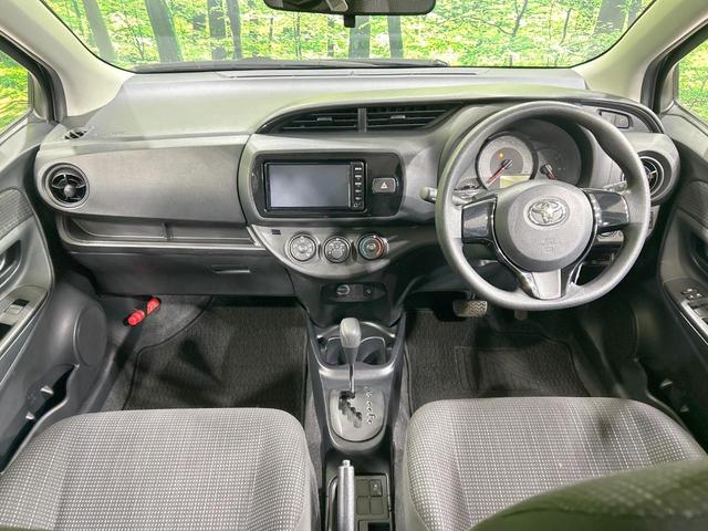 ヴィッツ Ｆ　純正ナビ　セーフティセンス　禁煙車　Ｂｌｕｅｔｏｏｔｈ再生　ＥＴＣ　オートマチックハイビーム　キーレスエントリー　パワーウィンドウ　電動格納ミラー　地デジ　ＣＤ再生　ＡＵＸ接続　先行車発進告知機能（2枚目）