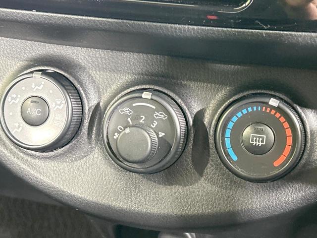 ヴィッツ Ｆ　純正ナビ　セーフティセンス　禁煙車　Ｂｌｕｅｔｏｏｔｈ再生　ＥＴＣ　オートマチックハイビーム　キーレスエントリー　パワーウィンドウ　電動格納ミラー　地デジ　ＣＤ再生　ＡＵＸ接続　先行車発進告知機能（6枚目）