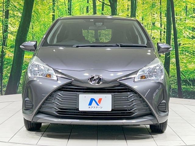 ヴィッツ Ｆ　純正ナビ　セーフティセンス　禁煙車　Ｂｌｕｅｔｏｏｔｈ再生　ＥＴＣ　オートマチックハイビーム　キーレスエントリー　パワーウィンドウ　電動格納ミラー　地デジ　ＣＤ再生　ＡＵＸ接続　先行車発進告知機能（14枚目）