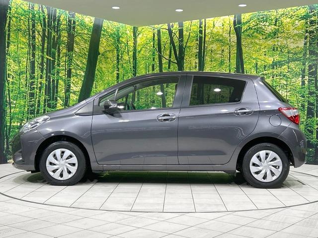 ヴィッツ Ｆ　純正ナビ　セーフティセンス　禁煙車　Ｂｌｕｅｔｏｏｔｈ再生　ＥＴＣ　オートマチックハイビーム　キーレスエントリー　パワーウィンドウ　電動格納ミラー　地デジ　ＣＤ再生　ＡＵＸ接続　先行車発進告知機能（25枚目）