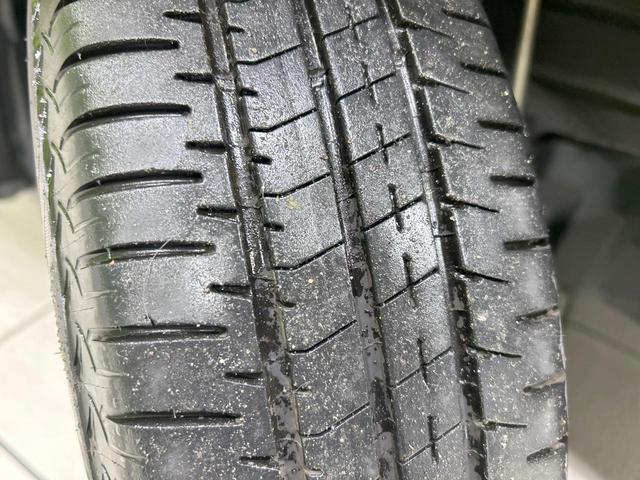 ヴィッツ Ｆ　純正ナビ　セーフティセンス　禁煙車　Ｂｌｕｅｔｏｏｔｈ再生　ＥＴＣ　オートマチックハイビーム　キーレスエントリー　パワーウィンドウ　電動格納ミラー　地デジ　ＣＤ再生　ＡＵＸ接続　先行車発進告知機能（30枚目）