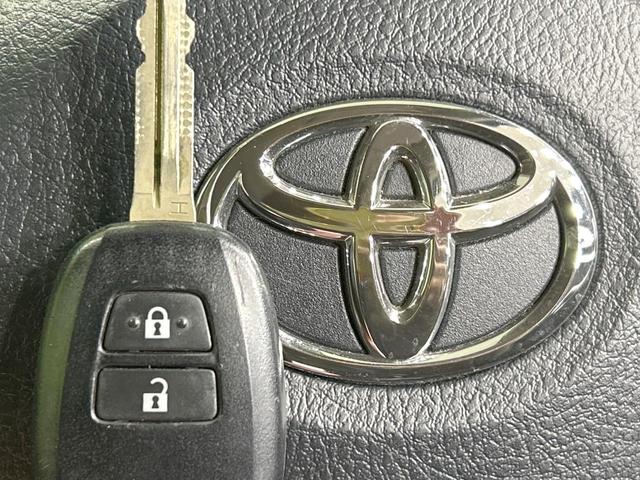 ヴィッツ Ｆ　純正ナビ　セーフティセンス　禁煙車　Ｂｌｕｅｔｏｏｔｈ再生　ＥＴＣ　オートマチックハイビーム　キーレスエントリー　パワーウィンドウ　電動格納ミラー　地デジ　ＣＤ再生　ＡＵＸ接続　先行車発進告知機能（31枚目）