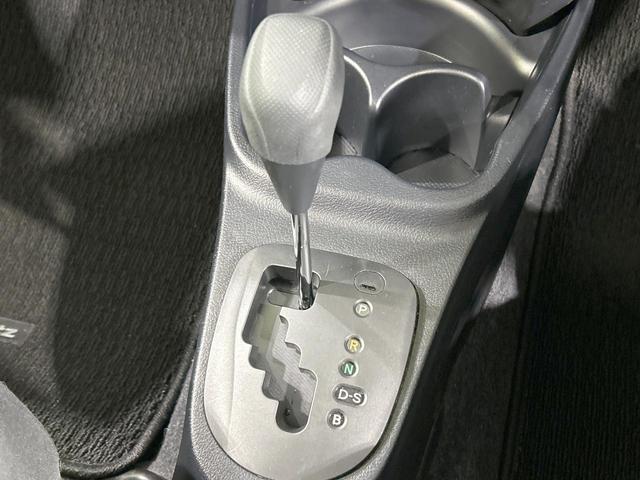 ヴィッツ Ｆ　純正ナビ　セーフティセンス　禁煙車　Ｂｌｕｅｔｏｏｔｈ再生　ＥＴＣ　オートマチックハイビーム　キーレスエントリー　パワーウィンドウ　電動格納ミラー　地デジ　ＣＤ再生　ＡＵＸ接続　先行車発進告知機能（40枚目）